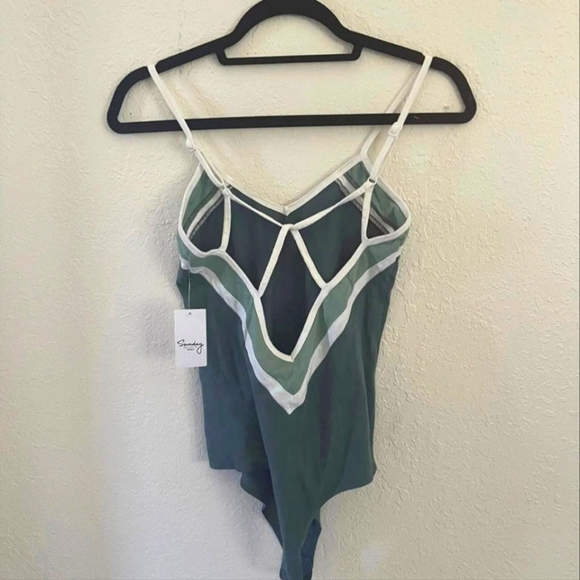 INSANELY HOT RVCA BODYSUIT & HOTGIRL SUMMER VIBES - Picture 4 of 6